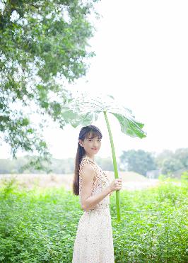 年轻的女孩在办公室推荐香水