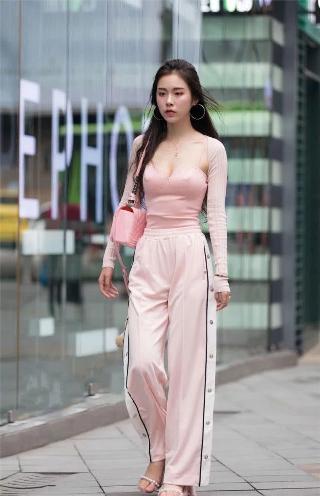 年轻的女孩在办公室推荐香水