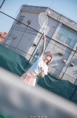 中午妈妈在厨房做饭