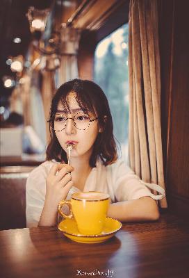 小保姆在厨房做饭