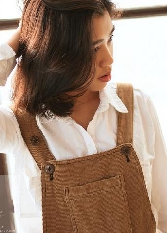 中午妈妈在厨房做饭